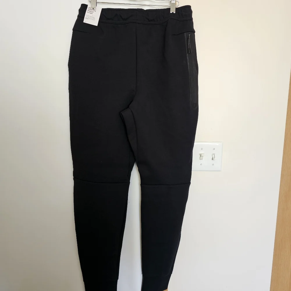 NWT Nike Men Black Slim Fit Size M Taper Leg Regular Length Joggers Sweatpants